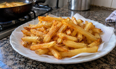 Chefs concordam: para a batata frita ficar crocante, não é trocar o óleo, e sim deixá-la de molho em água fria e fritar duas vezes