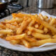 Chefs concordam: para a batata frita ficar crocante, não é trocar o óleo, e sim deixá-la de molho em água fria e fritar duas vezes