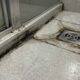 Especialistas em limpeza explicam: rejunte preto no piso nem sempre é apenas sujeira acumulada, porque umidade, mofo e pouca ventilação também podem estar por trás das manchas