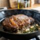 Chefs de cozinha concordam: para o bife ficar macio, não fique virando a carne na frigideira, mas espere dourar antes de mexer