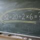 Quem estudou matemática na escola deveria resolver: 32 − 20 ÷ 2 × 6