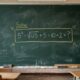 Não resolva na ordem em que está escrito: 5² − √125 + 5 ÷ 10 × 2 desafia sua memória matemática