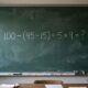 Parece impossível errar esta conta, mas um detalhe muda tudo: 100 − (45 − 15) ÷ 5 × 9