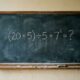 Quem lembra da matemática da escola consegue resolver (20 + 5) ÷ 5 + 7² em poucos segundos