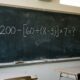 Poucos percebem qual operação vem primeiro: 200 − [60 ÷ (8 − 3)] × 7