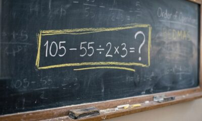 Quem estudou matemática na escola deveria resolver: 105 − 55 ÷ 2 × 3