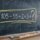 Quem estudou matemática na escola deveria resolver: 105 − 55 ÷ 2 × 3