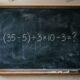 Sem calculadora, prove que ainda lembra da matemática básica: (35 – 5) ÷ 3 × 10 – 3