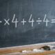 Parece fácil demais para precisar de calculadora: quanto é 4 × 4 + 4 ÷ 4?