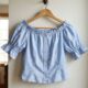 Mulher aproveitou uma camisa antiga que não usava mais, mudou alguns detalhes da peça e criou uma blusa moderna sem precisar comprar roupa nova