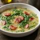 Chefs de cozinha afirmam: “Para o caldo verde ficar cremoso e manter a couve verdinha, não cozinhe as folhas desde o começo junto com a batata, mas acrescente a couve nos últimos minutos de preparo”