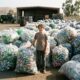 Menino começa a recolher garrafas descartadas aos 3 anos, abre a própria empresa aos 5 e, antes mesmo de completar 13 anos, transforma a reciclagem em um negócio milionário