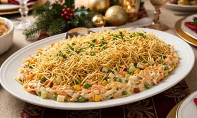 Chefs de cozinha afirmam: “Para o salpicão de Natal ficar cremoso e com a batata palha crocante, não misture todos os ingredientes horas antes de servir, mas deixe a finalização para o último momento”