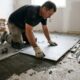Quanto custa trocar o piso de um quarto de 12 m² em 2026: veja as diferenças de preço entre porcelanato, laminado e vinílico antes de escolher o revestimento