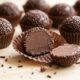 Cozinheiras concordam: para o brigadeiro de festa não açucarar, o segredo não é a panela, mas o momento certo de desligar o fogo