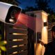 Morador instala uma câmera com visão noturna no portão e descobre como o ângulo de gravação e a iluminação podem fazer diferença na identificação de movimentos durante a madrugada