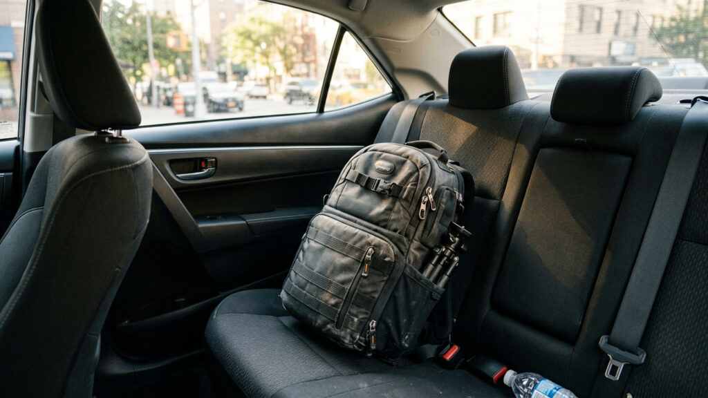 Passageiro esquece mala com câmeras de R$ 12 mil em carro de aplicativo, motorista nega o fato e GPS obriga a plataforma a indenizar a vítima
