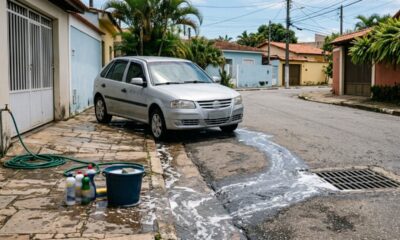 Homem decidiu lavar o carro na via pública em frente de casa e só depois descobriu que a prática pode ser proibida e gerar multa