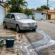 Homem decidiu lavar o carro na via pública em frente de casa e só depois descobriu que a prática pode ser proibida e gerar multa