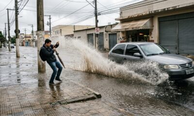 Motorista passa rápido por uma poça, molha um pedestre na calçada e descobre que a “brincadeira” pode virar infração, com multa e 4 pontos na CNH