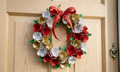 Mulher guardou caixas de ovos que iriam para o lixo, recortou pequenas flores e criou uma guirlanda de Natal delicada gastando quase nada