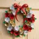 Mulher guardou caixas de ovos que iriam para o lixo, recortou pequenas flores e criou uma guirlanda de Natal delicada gastando quase nada