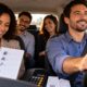 Motorista começa a anotar a quilometragem e o consumo de combustível durante viagens frequentes com colegas de trabalho e descobre como calcular a participação de cada passageiro nas despesas sem ignorar pedágios, manutenção e diferenças entre os trajetos percorridos