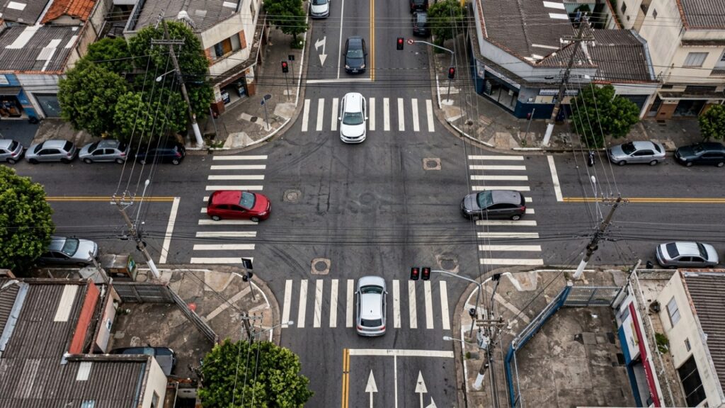 Teste de trânsito desafia até motoristas experientes: qual carro deve passar primeiro neste cruzamento sem semáforo nem placa de preferência