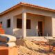 Quanto custa construir uma casa térrea compacta em 2026 em terreno próprio, com 2 quartos, sala integrada à cozinha e banheiro, incluindo materiais e mão de obra do início ao fim