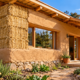 Casas feitas com fardos de palha e argila natural ganham espaço na construção: técnica substitui parte dos materiais tradicionais e pode melhorar o isolamento térmico com baixo custo e recursos naturais