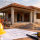 Quanto custa construir uma casa de 60 m² com 3 quartos, sala integrada à cozinha e banheiro em 2026, considerando todas as etapas da obra e os gastos que costumam ficar fora do orçamento inicial