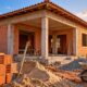 Quanto custa construir uma casa de 30 m² em terreno próprio em 2026, com 2 quartos, sala integrada à cozinha e banheiro, incluindo fundação, paredes, telhado, instalações elétricas e hidráulicas até a entrega das chaves