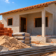 Quem quer sair do aluguel pode construir uma casa de 25 m² em terreno próprio em 2026, mas quanto custa deixá-la pronta para morar? Veja os gastos com quarto, sala, cozinha, banheiro, telhado, piso, portas, janelas e serviços de construção