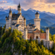 Erguido no século XIII, o Castelo de Neuschwanstein atravessou guerras, mudanças políticas e o crescimento do turismo, recebeu trabalhos de conservação e continua nos Alpes da Baviera como um dos castelos mais conhecidos da Alemanha, com torres imponentes e uma arquitetura que combina referências medievais e elementos românticos