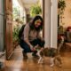 A psicologia sugere que quem convive com gatos pode se sentir menos dependente de interação social contínua, já que a presença do animal também pode oferecer conforto, rotina e sensação de companhia