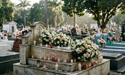 Túmulo de mármore decorado com flores brancas e velas acesas em cemitério brasileiro, representando as homenagens do Dia de Finados. - Imagem ilustrativa criada por inteligência artificial