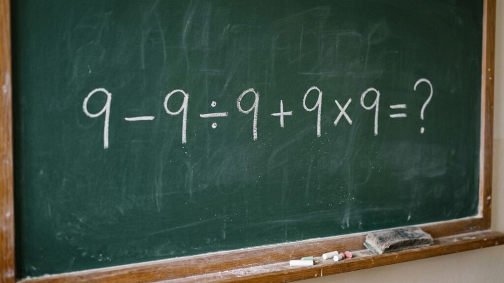 Uma regra aprendida na escola decide o resultado de 9 − 9 ÷ 9 + 9 × 9