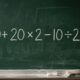 Resolva 30+ 20 × 2 − 10 ÷ 2 sem calculadora: a maioria dos adultos erra no segundo passo porque esquece uma regra aprendida na escola