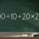 Parece uma conta de criança, mas muita gente esquece qual operação fazer primeiro: 200 ÷ 10 + 20 × 2
