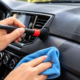 Seu painel fica todo engordurado depois da limpeza? O truque simples para remover marcas de uso e deixar o interior do carro com aparência renovada