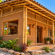 Casas feitas com bambu e barro compactado ganham espaço na construção: técnica dispensa parte dos materiais tradicionais e pode acelerar a obra com baixo custo e recursos naturais