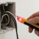 O acessório de R$ 15 que todo mundo deveria ter em casa para checar a eletricidade da fiação e trocar tomadas com segurança total