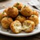 Chefs de cozinha revelam mistura com 1 xícara de arroz cozido, 1 xícara de queijo e 1 ovo para fazer bolinhos dourados e irresistíveis
