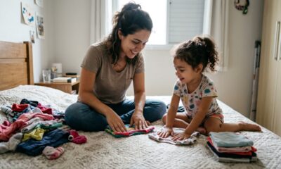 Segundo a psicologia, crianças que gostam de imitar os pais nas tarefas domésticas e nas conversas podem não estar apenas querendo parecer adultas, mas construindo sua personalidade por meio da observação