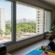 Morador coloca telas de proteção nas janelas para deixar a casa mais segura para os filhos e percebe que o tamanho da malha também precisa respeitar exigências de segurança