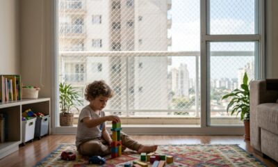 Morador instala redes de proteção nas janelas para proteger os filhos pequenos e descobre que uma norma brasileira exige atenção ao espaçamento dos fios e à segurança das saídas de emergência