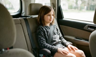 Mãe leva a filha de 8 anos sem cadeirinha porque "ela já é grande", é parada em blitz e descobre que a regra vale até os 10 anos ou até 1,45 metro de altura