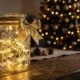 Mulher guardou potes de vidro que iriam para o lixo, colocou pequenas luzes de LED dentro deles e criou uma decoração de Natal elegante gastando pouco