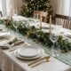 Adeus às toalhas de mesa com estampas natalinas grandes: a tendência para o Natal de 2026 que transforma a mesa e deixa a decoração muito mais elegante