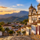 A cidade histórica escondida em uma região montanhosa reúne casas antigas, rios cristalinos e trilhas cercadas pela natureza e surpreende quem procura uma viagem tranquila